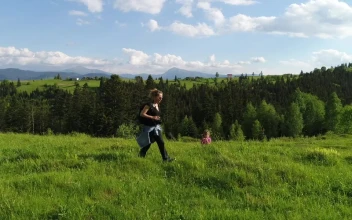 Stock Video Mother Takes Photos Of Her Daughter In Natur Animated Wallpaper
