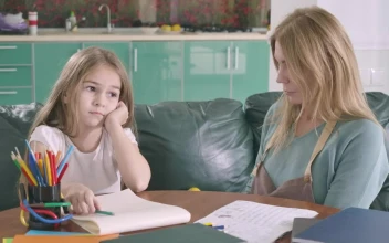 Stock Video Mother Helps Her Daughter Stud Animated Wallpaper