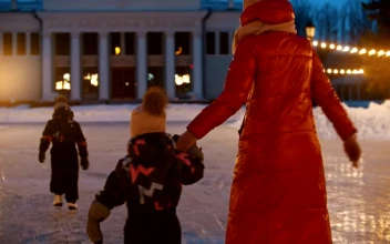 Stock Video Mother Doing Ice Skating With Her Small Childre Animated Wallpaper