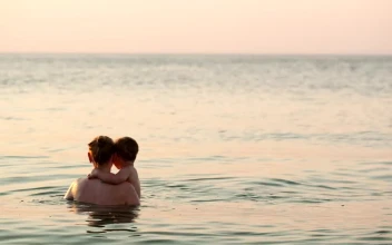 Stock Video Mother And Son In Gentle Wave Animated Wallpaper