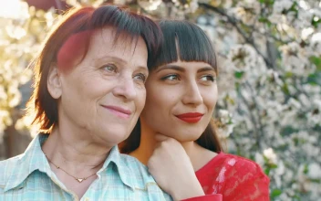 Stock Video Mother And Daughter Look Happily At The Horizo Animated Wallpaper