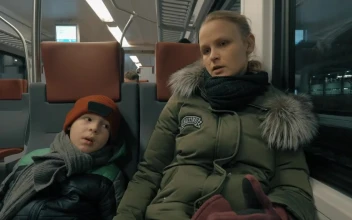 Stock Video Mother And Child Talking During A Tri Animated Wallpaper