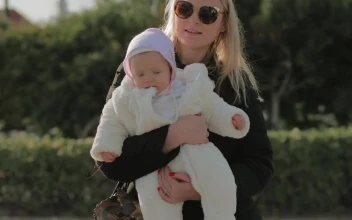 Stock Video Mother And Baby Swaying In The Par Animated Wallpaper