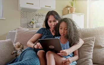 Stock Video Mom And Daughter Use Tablet On Sofa In New Apartmen Animated Wallpaper