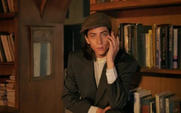 Stock Video Model Dressed Old Fashion Smoking In An Old Fashioned Bookstor Animated Wallpaper
