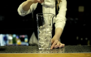 Stock Video Mixing Ice In A Cocktail Glas Animated Wallpaper