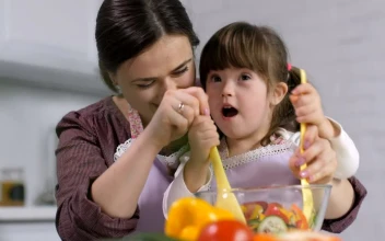Stock Video Mixing A Salad Togethe Animated Wallpaper