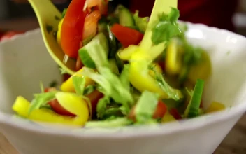 Stock Video Mixing A Fresh Salad With Oi Animated Wallpaper