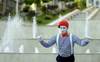 Stock Video Mime Preparing For His Act On The Stree Animated Wallpaper