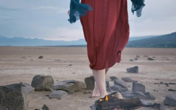 Stock Video Meditating In The Middle Of A Desert With A Campfir Animated Wallpaper