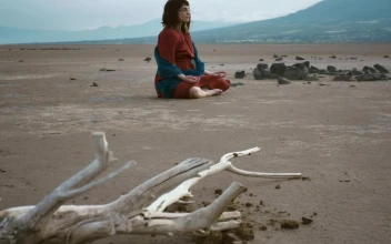 Stock Video Meditating In A Windy Desert Environmen Animated Wallpaper