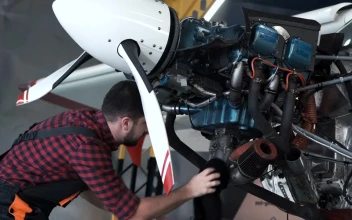 Stock Video Mechanic Cleaning Aircraft Engin Animated Wallpaper