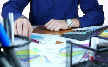 Stock Video Manny Is Reviewing A Business Grap Animated Wallpaper