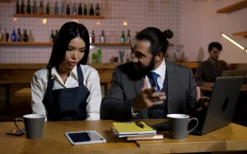 Stock Video Manager Unhappy With Employe Animated Wallpaper