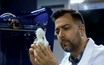 Stock Video Man Watching That D Printer Skul Animated Wallpaper