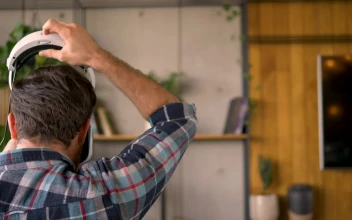 Stock Video Man Using Virtual Reality Glasse Animated Wallpaper