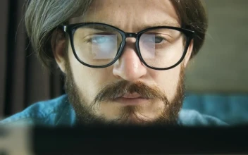 Stock Video Man Typing On Laptop Reflected In Glasse Animated Wallpaper