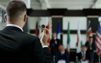 Stock Video Man Talking With A Coin In His Han Animated Wallpaper