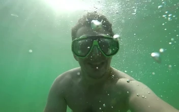 Stock Video Man Taking Selfies While Diving In The Se Animated Wallpaper