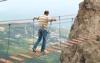 Stock Video Man Meeting An Extreme Challeng Animated Wallpaper