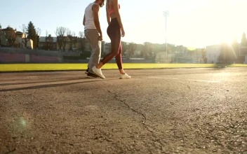 Stock Video Motivated Couple Lunge At Start Of Race On Outdoor Track