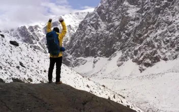 Stock Video Mountaineer Celebrating With Raised Arms In The Mountains