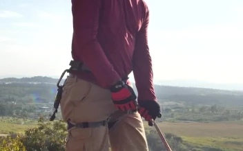 Stock Video Mountaineer At The Top Observing The Horizon