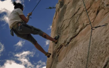 Stock Video Mountaineer Coming Down From A Mountain With A Rope