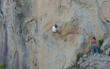 Stock Video Mountaineer Descending From A Mountain With A Rope