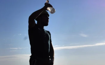 Stock Video Mountaineer Man Cooling Off By Throwing Water On Himself