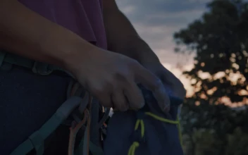 Stock Video Mountaineer Woman Putting Chalk On Her Hands