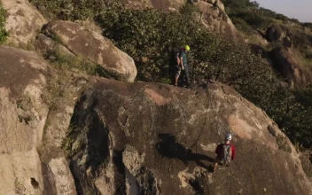 Stock Video Mountaineers Descending A Mountain Viewed From Above