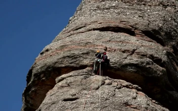 Stock Video Mountaineers Rock Climbing