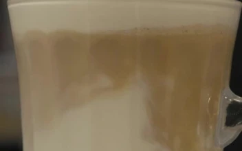 Stock Video Mug With Sparkling Cappuccino
