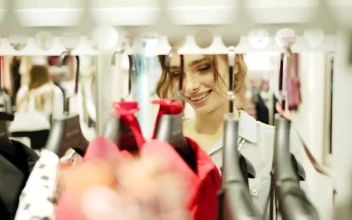 Stock Video Mujer Mirando La Ropa En El Centro Comercial