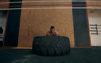 Stock Video Muscular Man Doing Crossfit Exercises With Tire