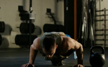 Stock Video Muscular Man Doing Push Ups In The Gym