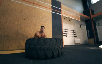 Stock Video Muscular Man Doing Crossfit With A Big Tire