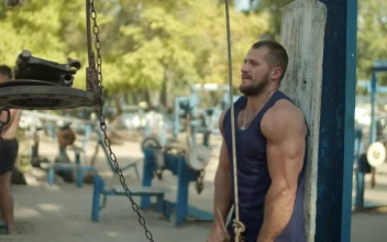 Stock Video Muscular Man Exercising Outdoors