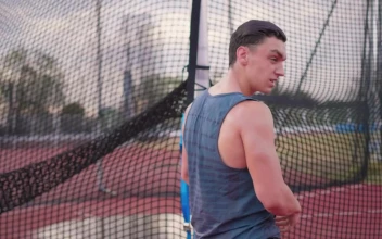 Stock Video Muscular Man Takes Off His Shirt During Exercise