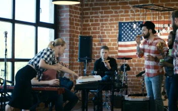 Stock Video Musicians Eating Pizza In Rehearsal Break
