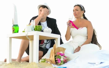 Stock Video Newlyweds On A Picnic On The Beach