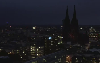 Stock Video Night Flight In A German City With A Cathedral