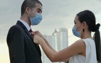 Stock Video Office Workers With Face Masks In The City