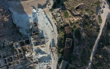 Stock Video Old Ruined Abandoned Villa On The Beach