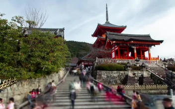 Stock Video Old Temple In Kyoto With Tourist On The Stairs