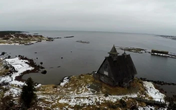 Stock Video Old Wooden House By The Ocean