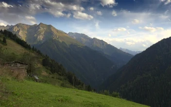 Stock Video Old Wooden House In The Mountain