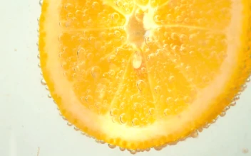 Stock Video Orange Slice Dipped In A Soda