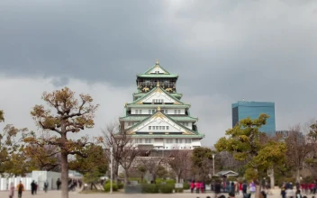 Stock Video Osaka Ancient Temple With Tourists